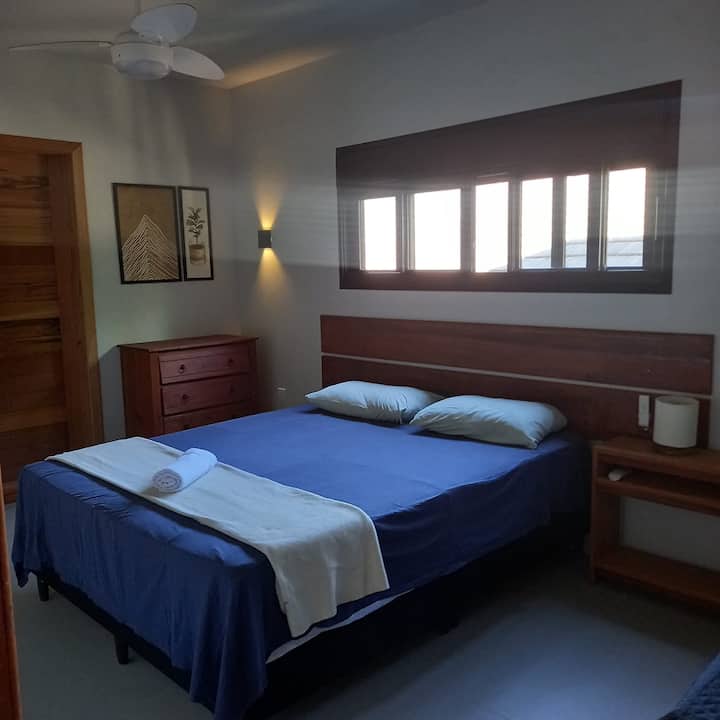 Quarto com banheiro e ar condicionado