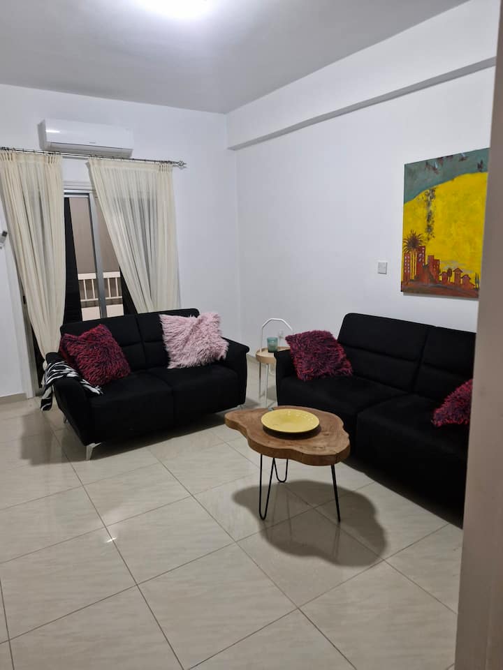 Two Bedroom House In The Centre - 파포스