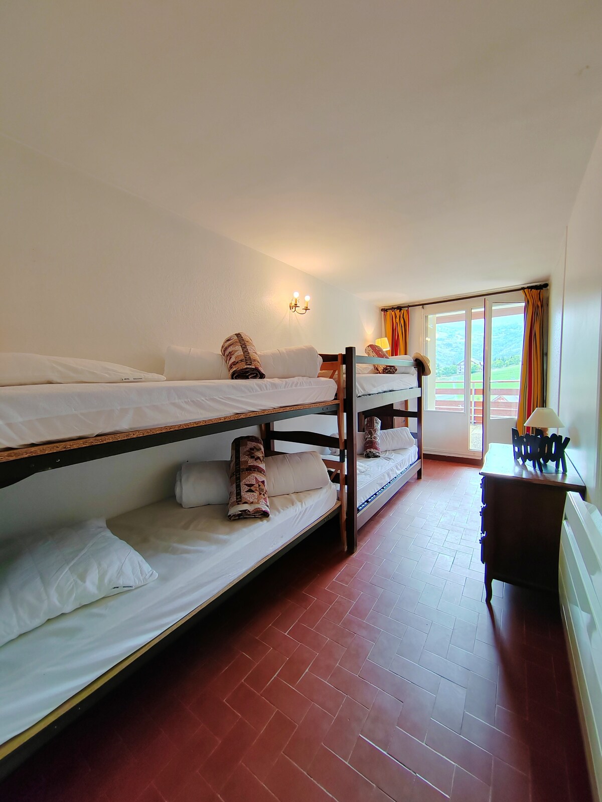 Bunks x2  in 80 x 190 სმ: 
Ზეწრის საფარი: 80 x 190 სმ x4
Საბნის გადასაფარებელი: 140 × 200 სმ x4
Ბალიშის პირი: 65x65სმ x4