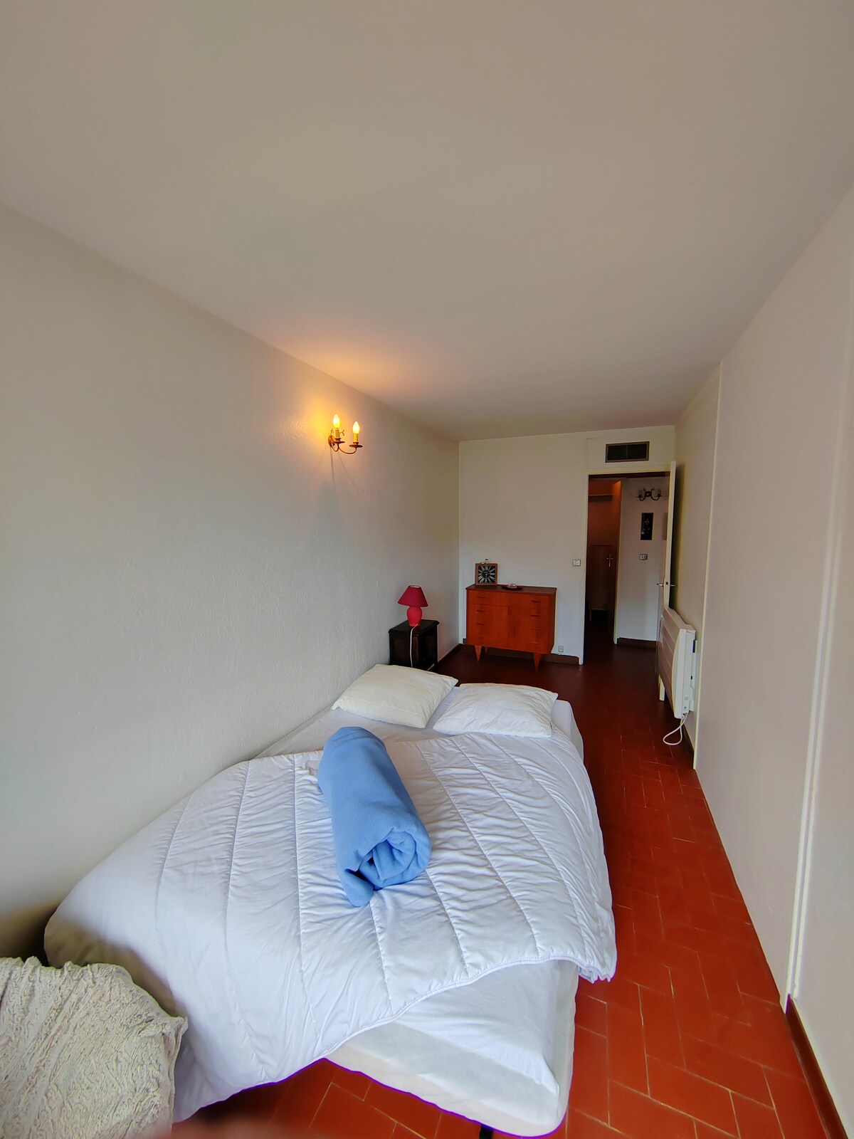 Საწოლი 140x190 სმ: 
Ზეწრის გადასაფარებელი 140x190 სმ
Საბნის გადასაფარებელი 220 × 240 სმ-ში 
Ბალიშის პირები 65x65სმ x2
