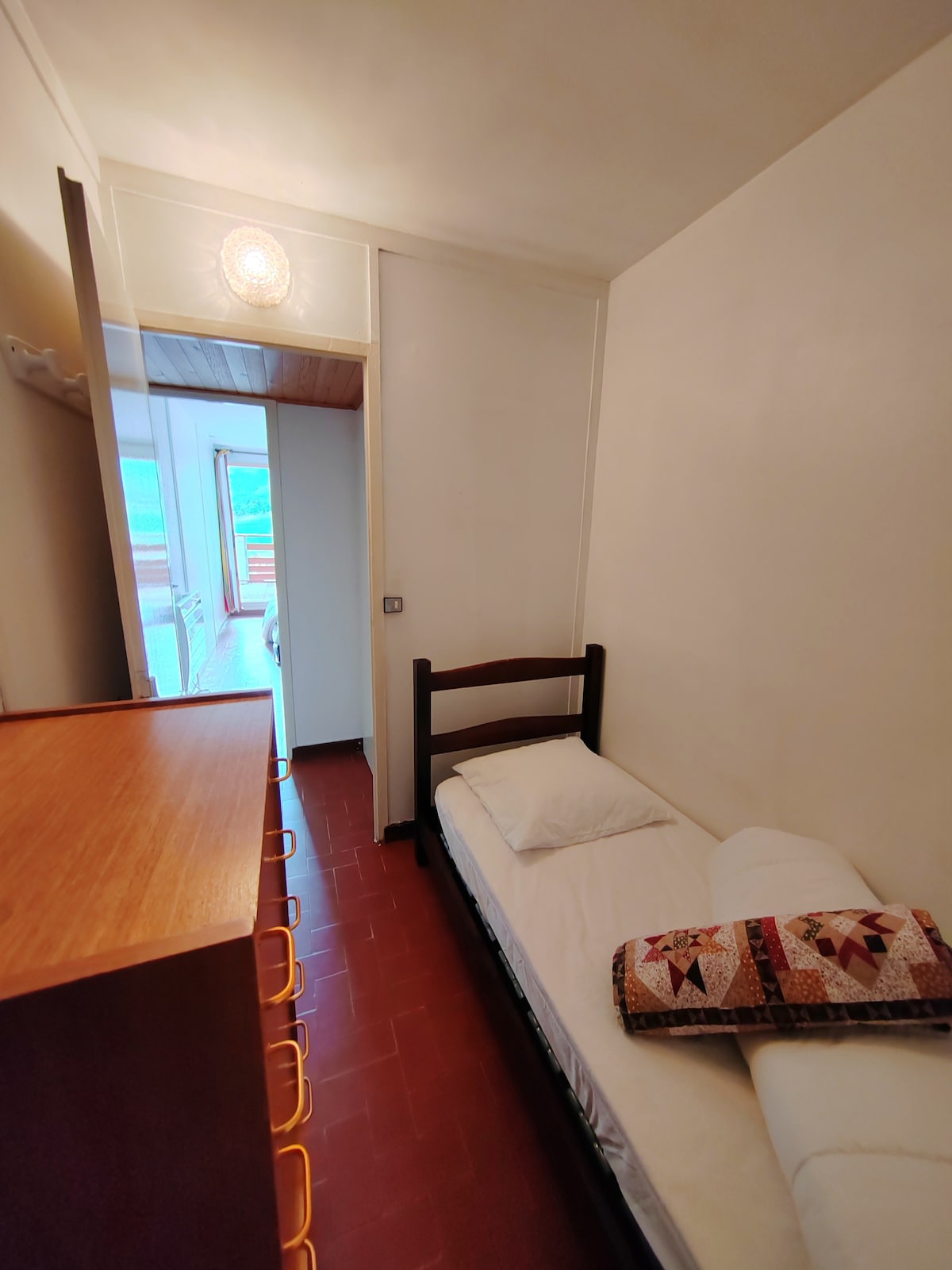 Ერთადგილიანი საწოლი 80 × 190 სმ-ში
Ზეწრის საფარი 80 × 190 სმ-ში
140 × 200 სმ საბნის გადასაფარებელი
Ბალიშის პირი 65 × 65 სმ-ში

!!! ამ ოთახს ფანჯარა არ აქვს!!!