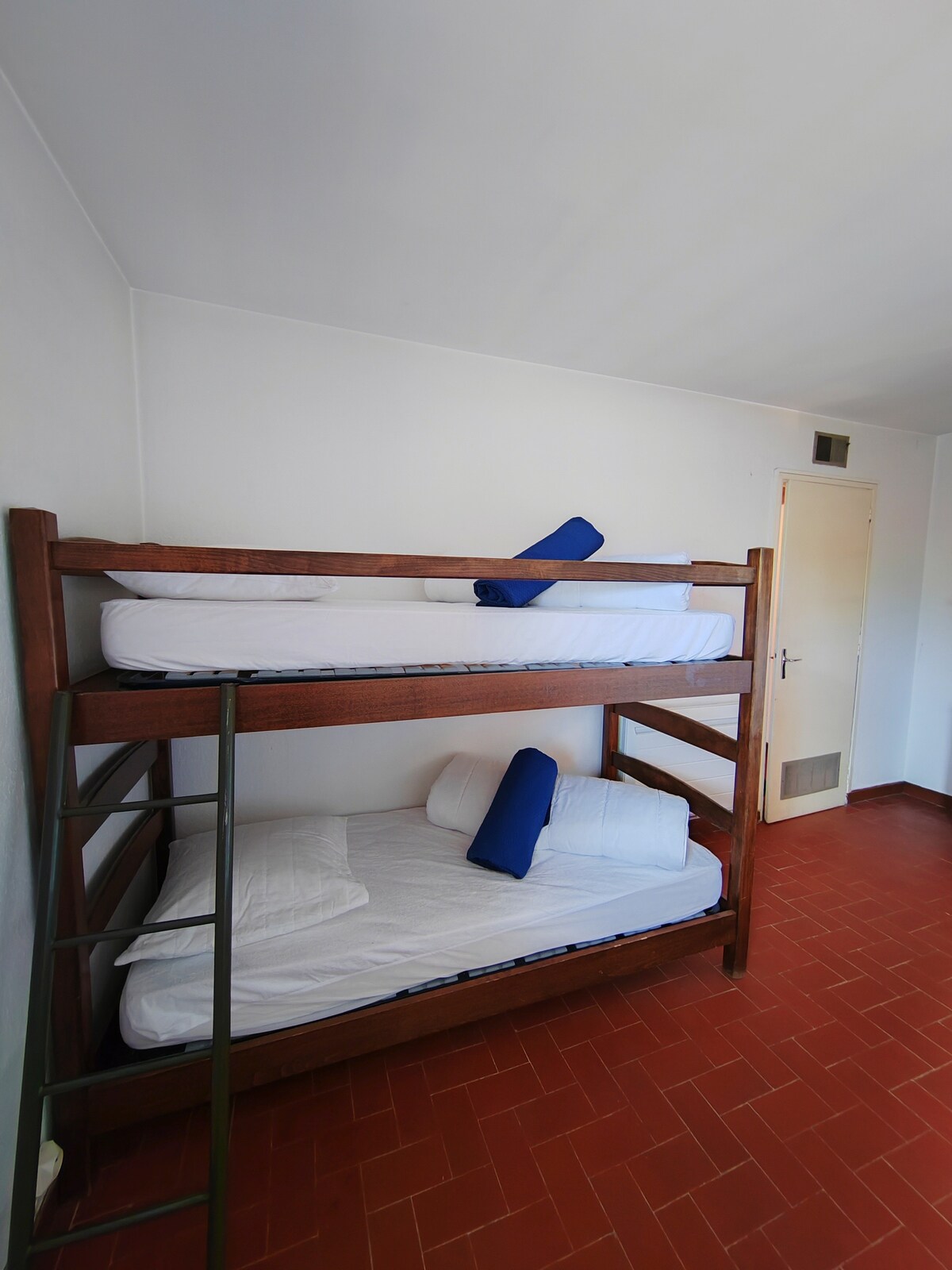 Ბუნკები 80x190 სმ-ში
Ზეწრის საფარი: 80 x 190 სმ x2
Საბნის გადასაფარებელი: 140 × 200 სმ x2
Ბალიშის პირები: 65 x 65 სმ x2