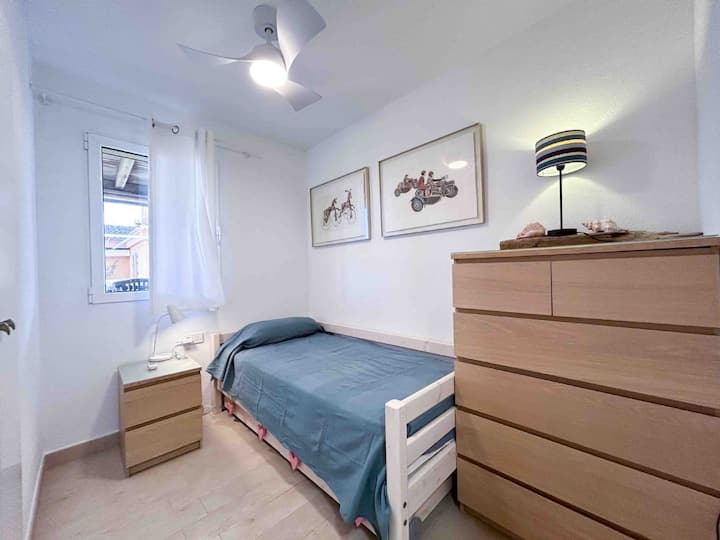 Hyggeligt soveværelse med en enkeltseng, stort garderobeskab og en kommode. Med udsigt over havet. Ideel til ekstra store familier. Komfortabel, funktionel og med masser af lys.