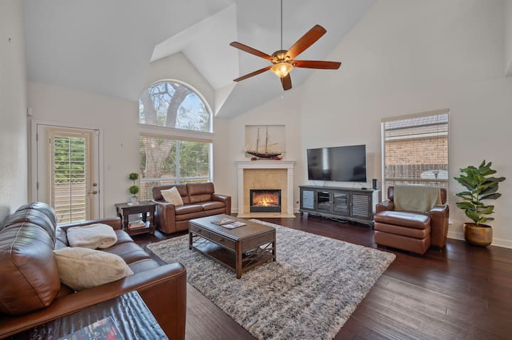 Spacious Family Getaway With Pool & Games 4 Br - Austin