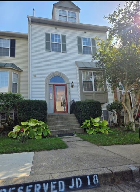 Spacious Quite 3 Bedrooms Townhome (Free Parking)