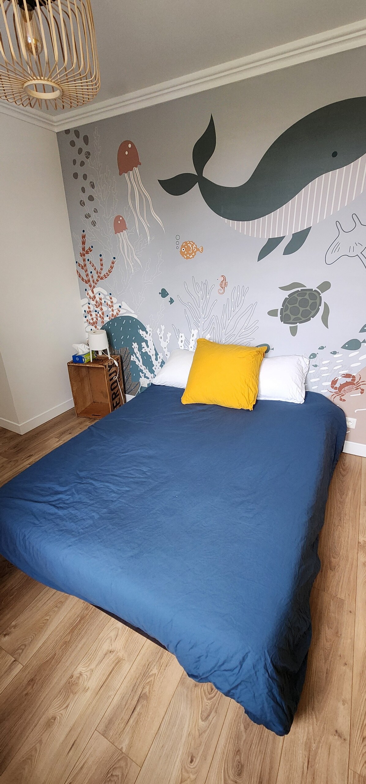 חדר שינה עם מיטה זוגית ומצעים איכותיים 