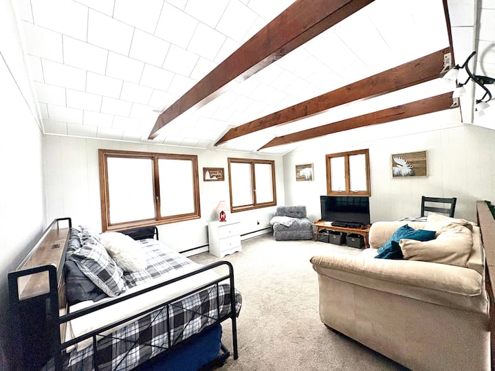 Loft ofron fleksibilitet për të fjetur. Krevat mund të përdoret si krevat dopio, dopio me rrota ose me rrota të ngritura për një krevat dopio "king". Karrigia futon paloset në një dyshek të vetëm.