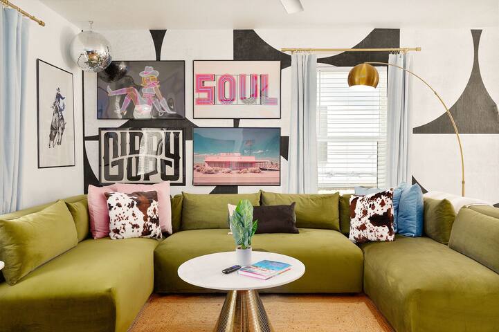 Heated Pool, B-ball, Golf, 3mi Downtown, Sleeps 18 gallery image 5