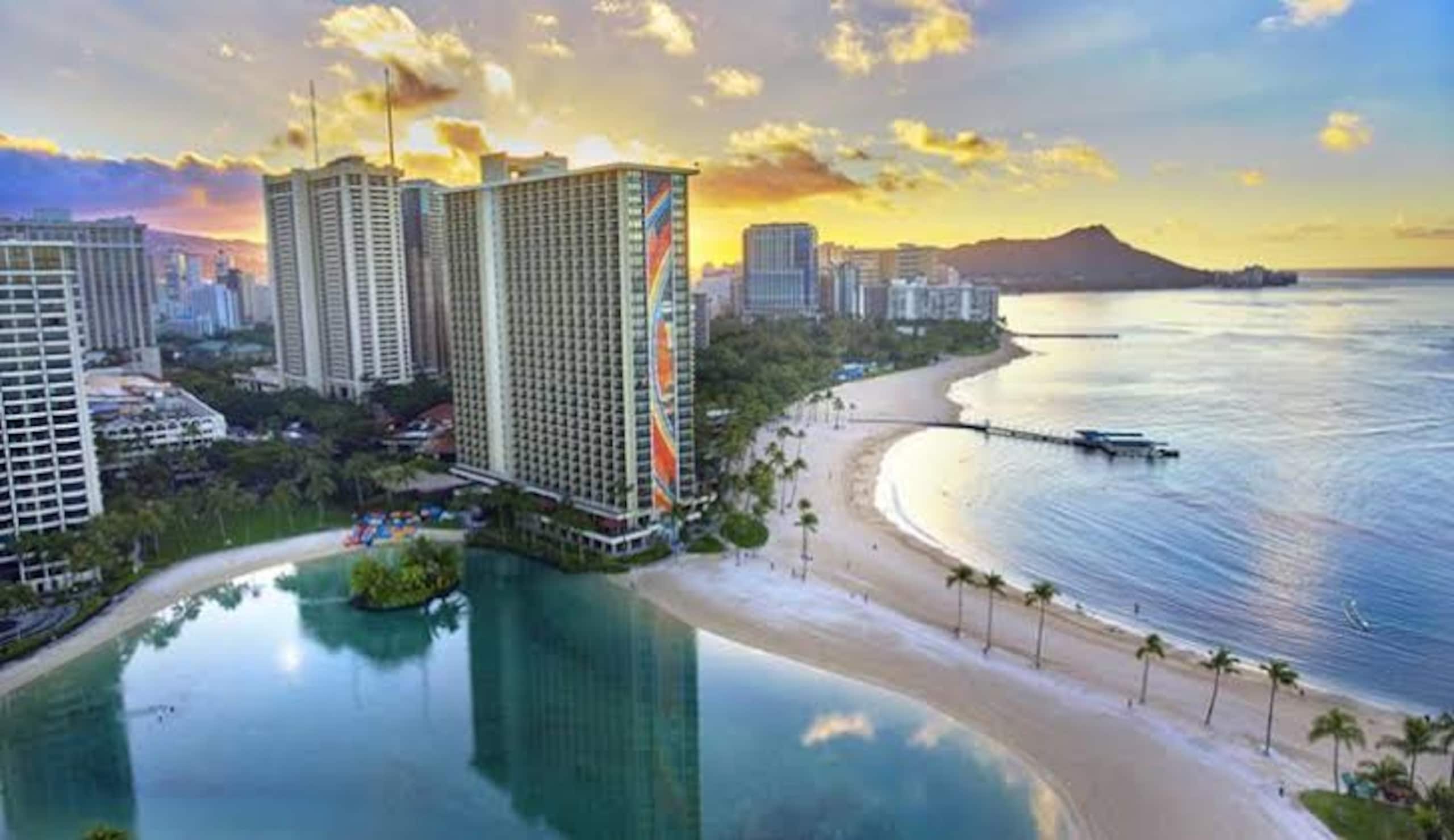 Condo in Honolulu · ★4.74 · Studio · 3 beds · 1 bath - Image 34