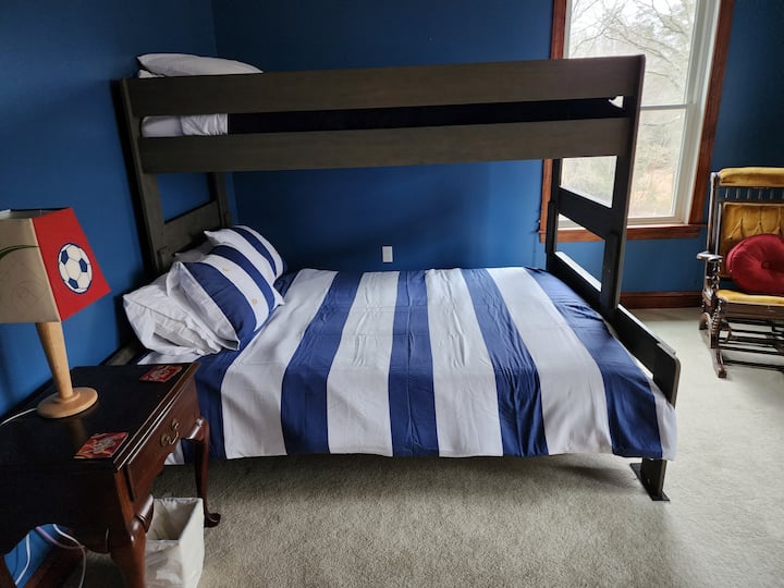 La camera da letto 3 si trova al 2° piano. Letto a castello con letto singolo in alto.  L'accesso al bagno condiviso con la camera da letto 2 è dal corridoio