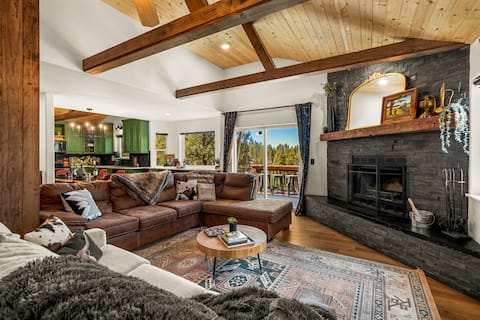 Cabin that has it all! Pond, Hot tub, Sauna, Views