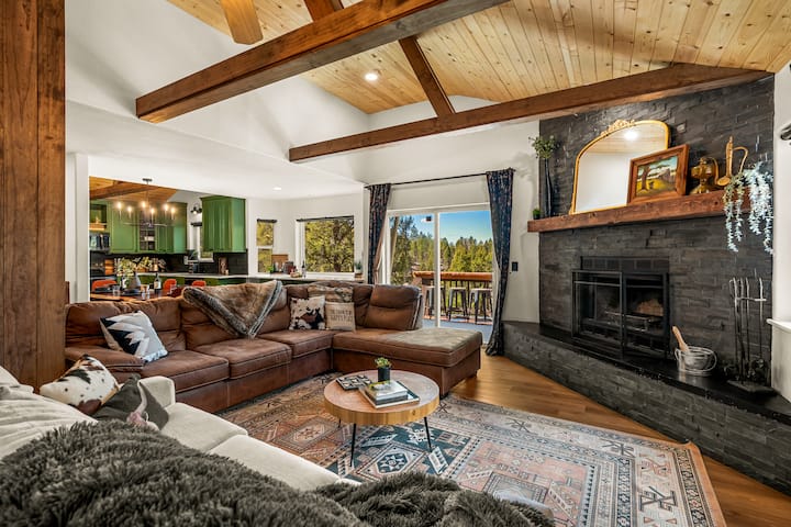Cabin that has it all! Pond, Hot tub, Sauna, Views
