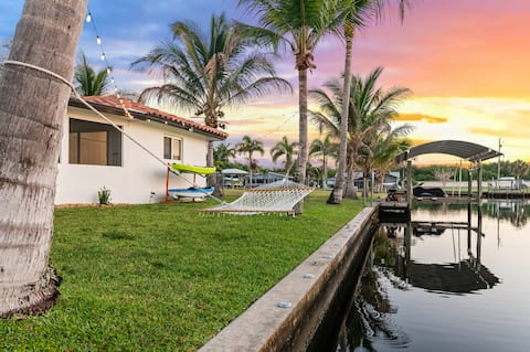 Last Min Deal: Waterfront, Hot Tub, Kayaks & Pets