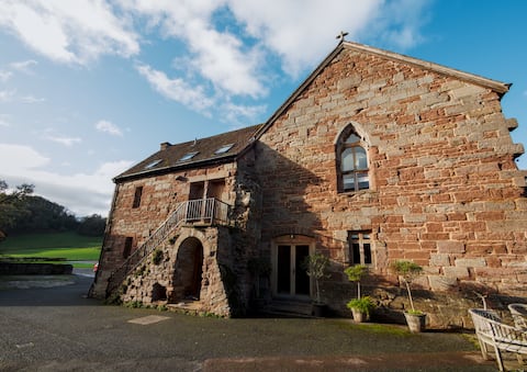 Luxury 14th c. Conversion in the Wye Valley