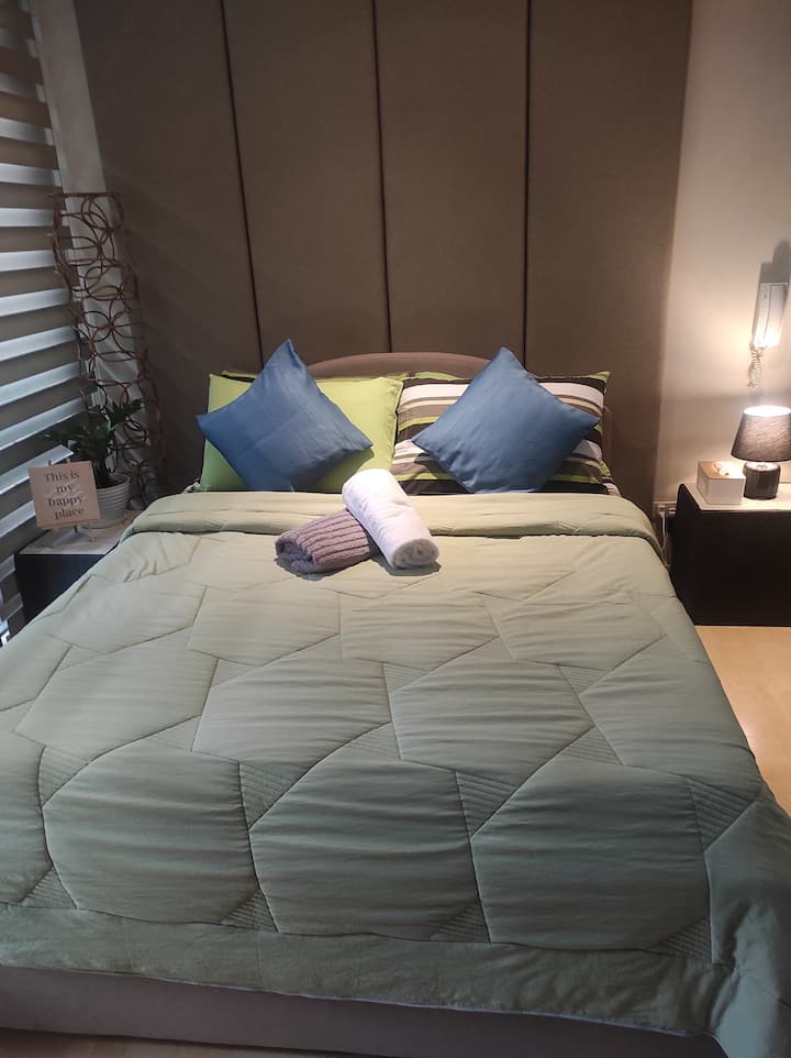 Დაისვენეთ და დაისვენეთ მყუდრო საწოლითა და დივნით.