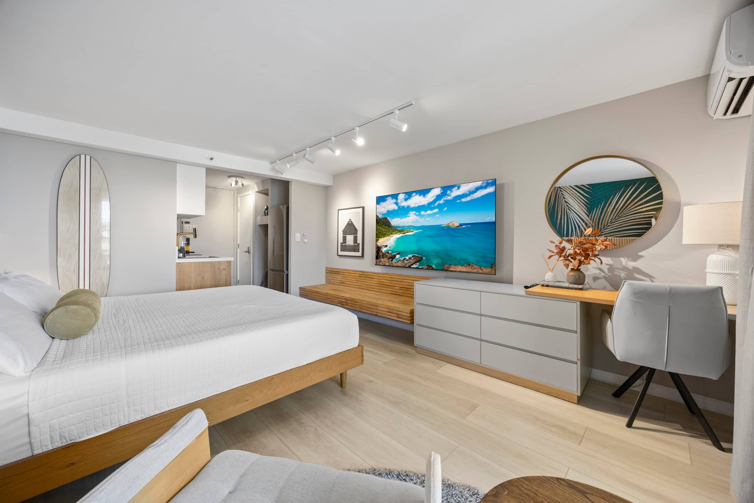 26F-Waikiki King Studio w/Partial Ocean Views - Image 4