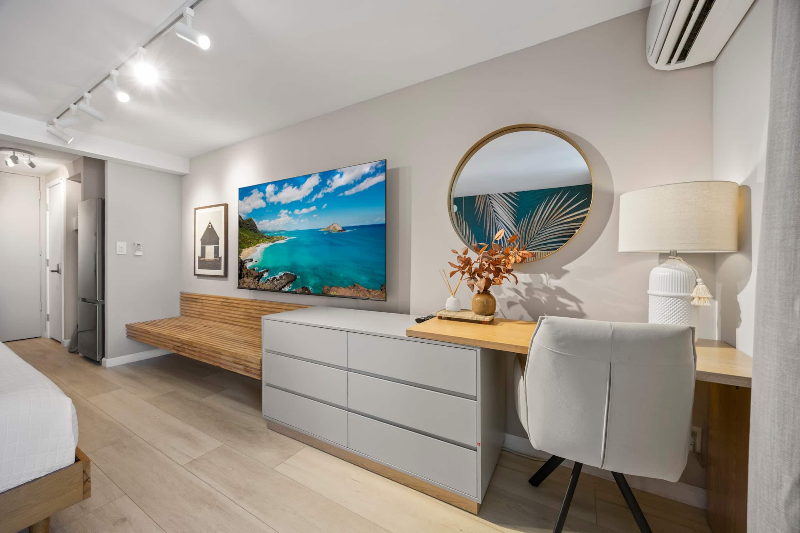 26F-Waikiki King Studio w/Partial Ocean Views - Image 3