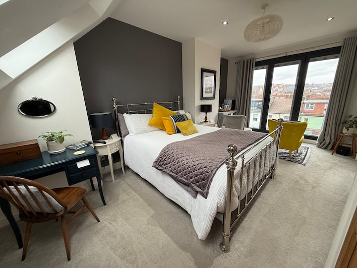 غرفة علوية واسعة بسرير مريح بمقاس كبير وأسقف عالية 