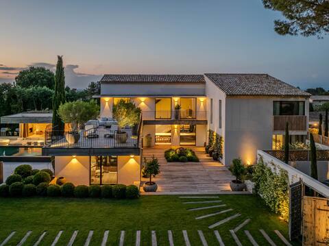 Luxurious contemporary home