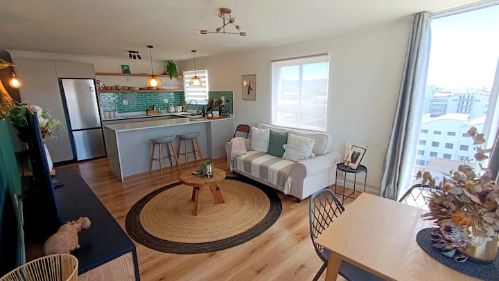 Cozy Apartment With Harbor & Mountain Views - Goodwood
