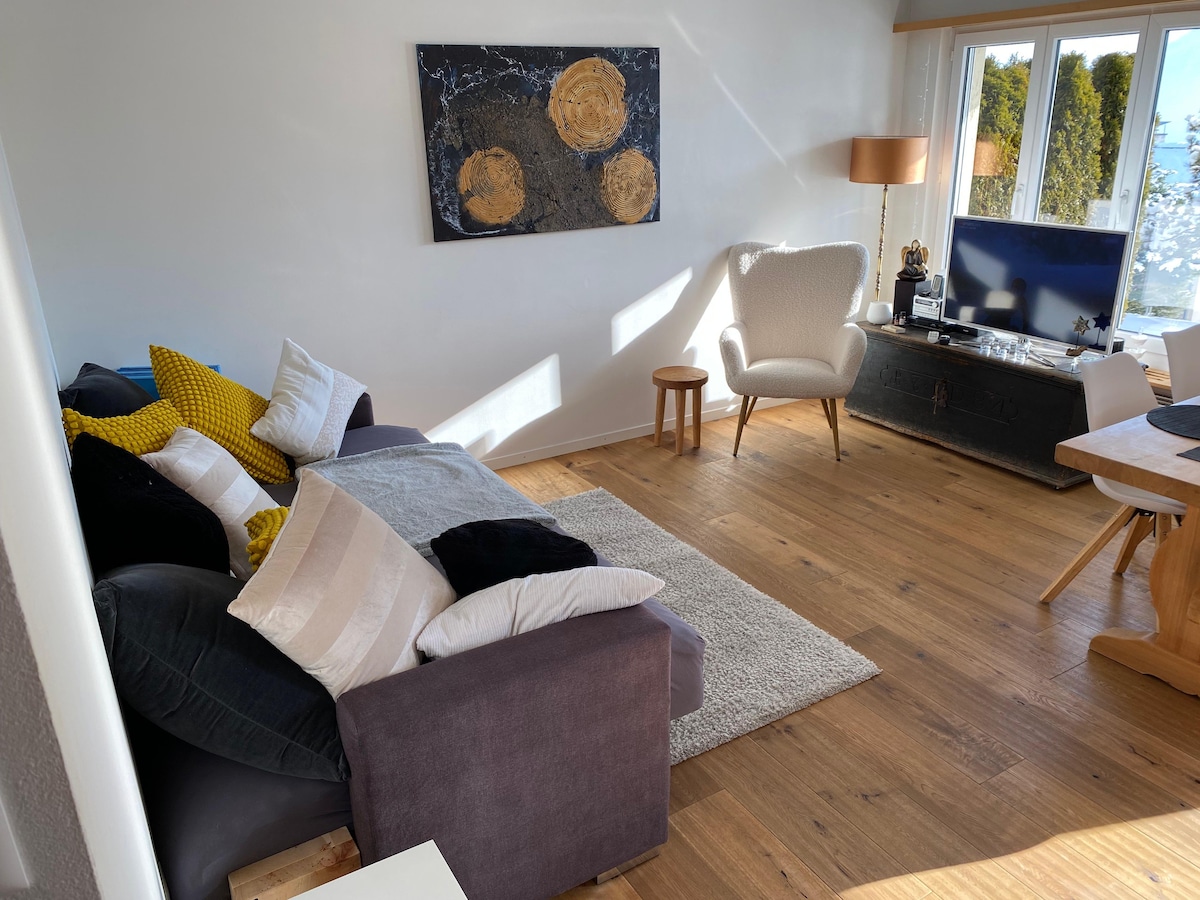 غرفة معيشة مع سرير أريكة 