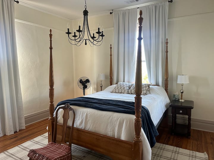 Დედოფლის საძინებელი ეკრანის მქონე აივნის ვერანდით ზედა დონეზე.
