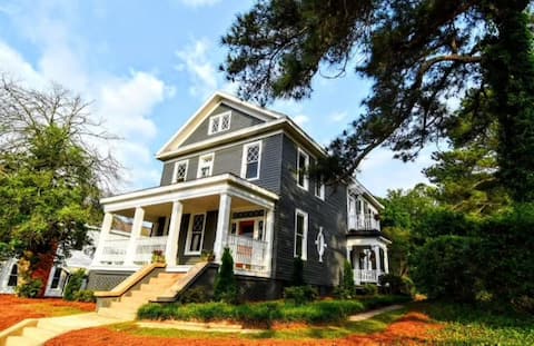 The Georgia house
Town, Shops, restaurants, parks