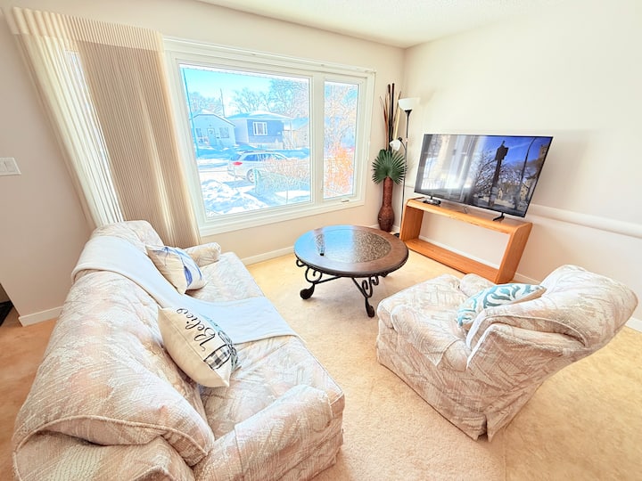 Cozy Main Floor With 3 Bedrooms And A Sofa Bed. - Regina