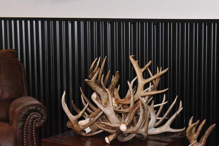 Rustic Lakeside Lodge - Bonnyville