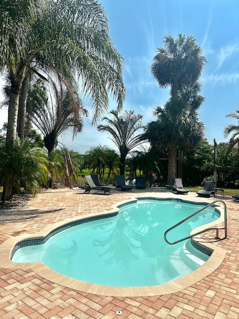 Beautiful Lakefront Home w/ Pool