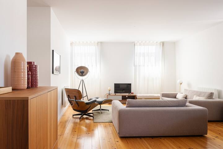 Design apt w/parking, christmas tree & home cinema