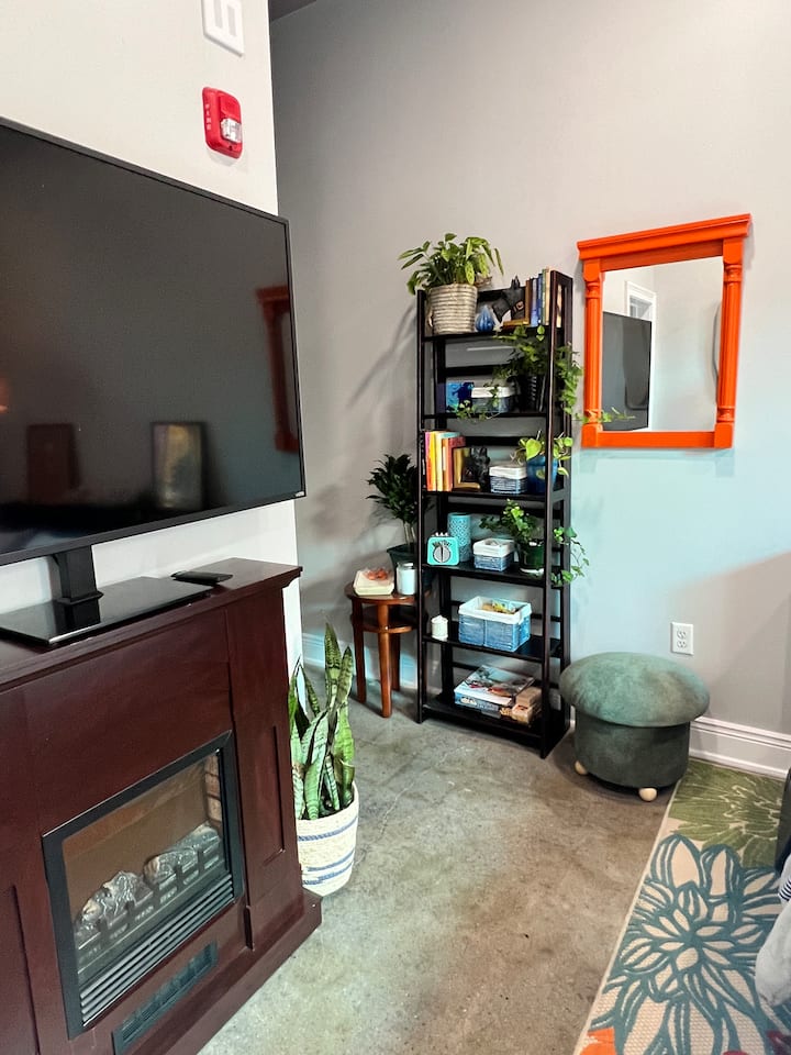 Orange & Groovy, Ricport Studio 3, Stylish Aprtmnt - Bridgeport, CT
