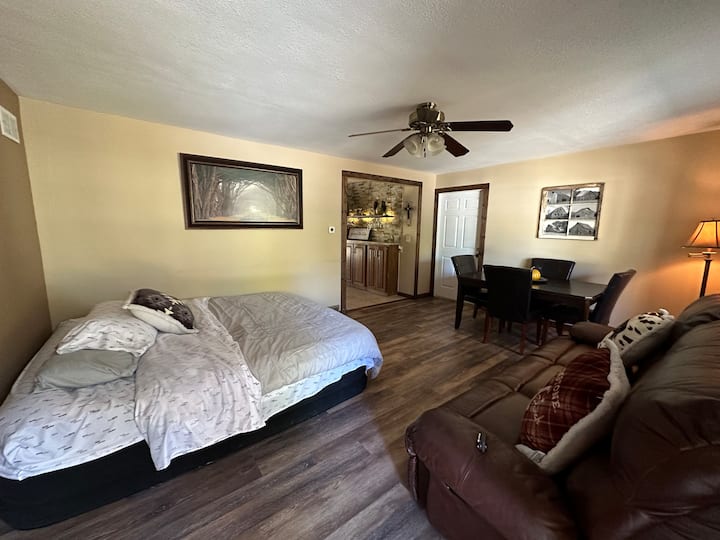 Воздушниот душек со брачен навој со душек од мемори пена е поставен во дневната соба. Ова може да се отстрани пред пристигнувањето по барање. 