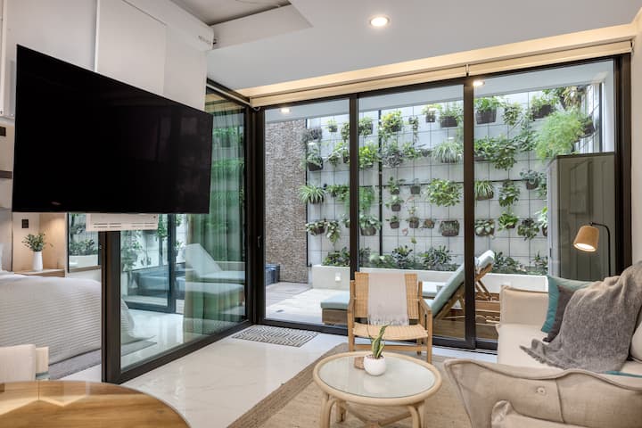 Всекидневна. 65 - инчов смарт телевизор пада от тавана чрез дистанционно управление. Върнете се в тавана, ако изберете, когато приключите с гледането на развлечения.