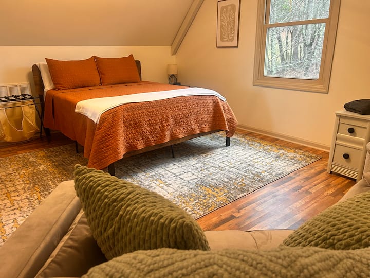 Დედოფლის საწოლი გასაშლელი დივნით, რომ დაისვენოთ და წაიკითხოთ. Ლამაზი ანტიკვარული ამაოება თქვენი დღისთვის მოსამზადებლად