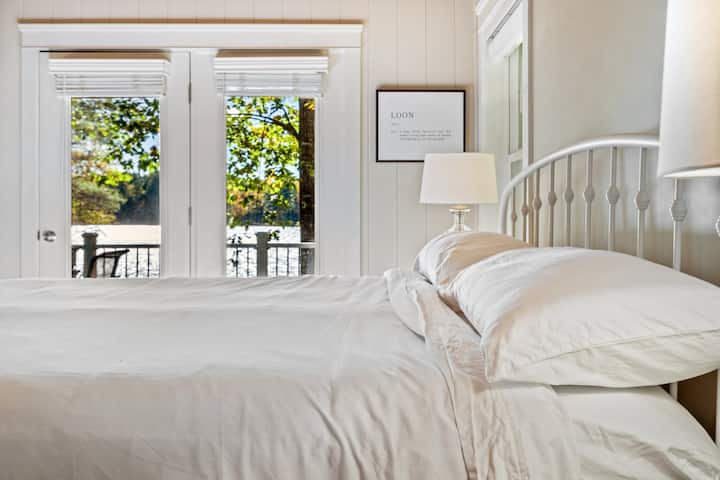 Amka ili upate mwonekano juu ya ziwa ukiwa na ufikiaji kamili wa ukumbi wa juu kutoka kwenye chumba kikuu cha kulala.