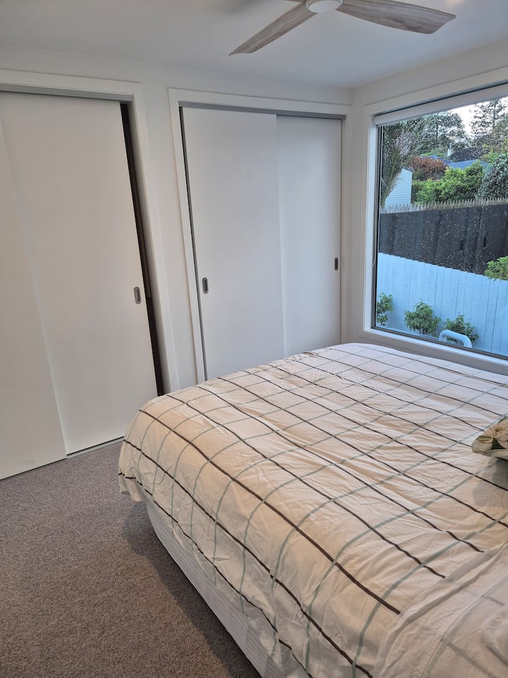 سرير بحجم كوين جديد تمامًا مع غطاء مرتبة.  سيتم توفير جميع البياضات وتجهيز السرير لك.