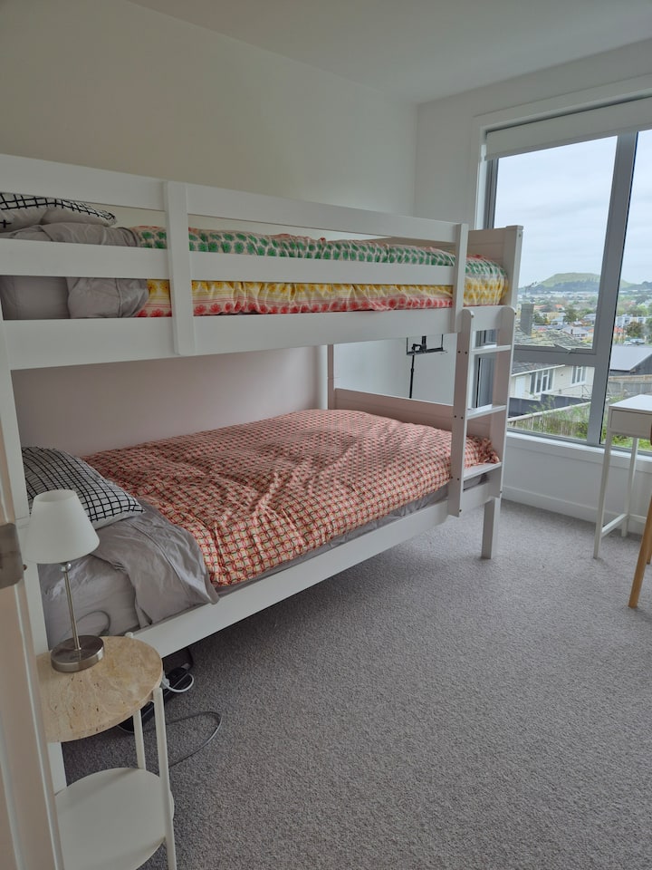 أسرّة بطابقين بسرير كينج جديد تمامًا مع مراتب جديدة. يناسب البالغين. الحد الأقصى للوزن هو 100 كجم لكل سرير.