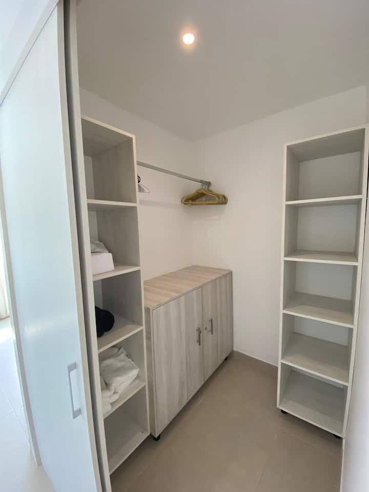 Სასეირნო კარადა მთავარი საძინებელი