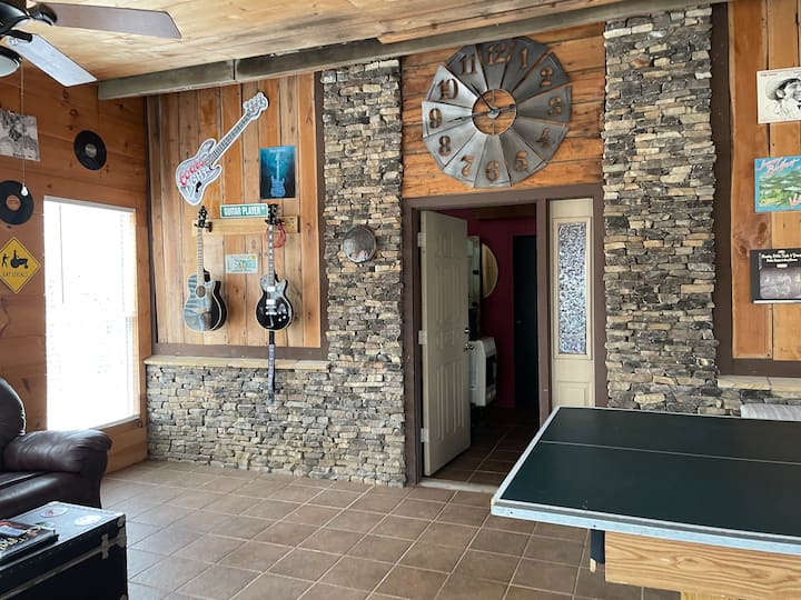 Veľká obývacia izba/herňa s rozkladacími pohovkami. Gitary pre hostí a karaoke vybavenie. 