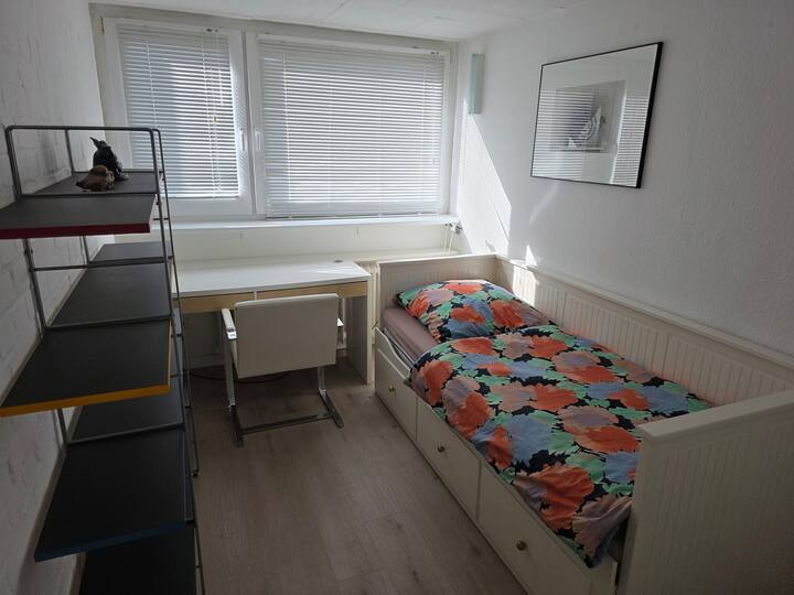Разтегателен диван за спане IKEA Hemnes за 2 души с отделни ламелни основи и матраци.