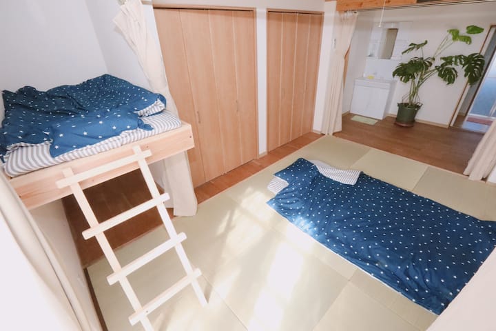 We also provide a loft bed in the bedroom.Enjoy the mood of the day.