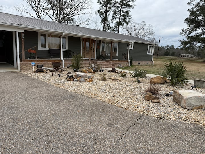 Rose of Sharon-Quaint home just outside Laurel, MS - Houses for