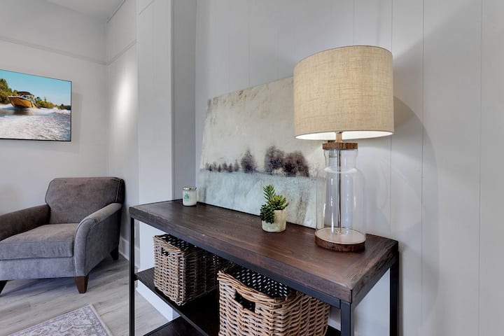 Miller House- Modern Remodel 2br Historic Townhome - Noblesville, IN