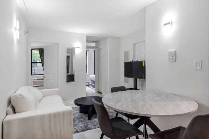 Lovely Manhattan apartment gallery image 2