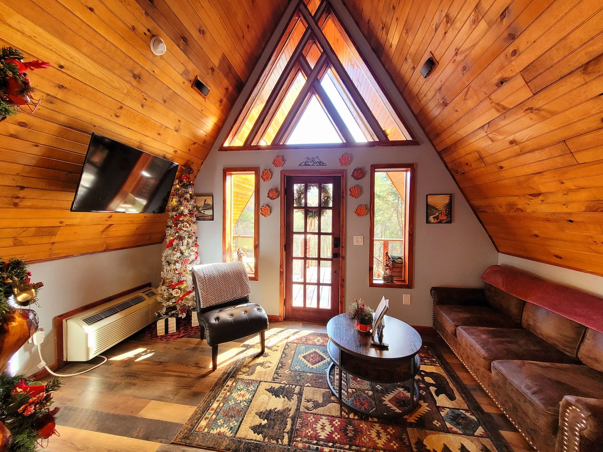 Twin Peaks Chalet - Cabins for Rent in Cosby, Tennessee, United