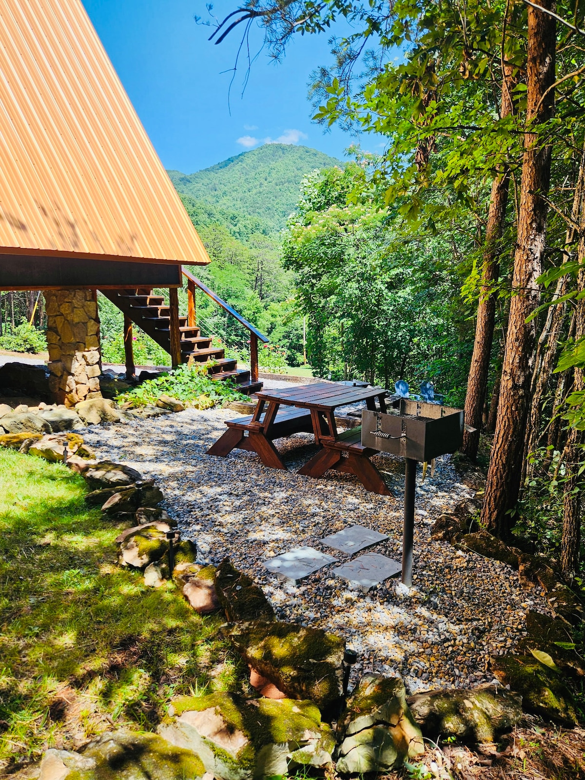 Twin Peaks Chalet - Cabins for Rent in Cosby, Tennessee, United