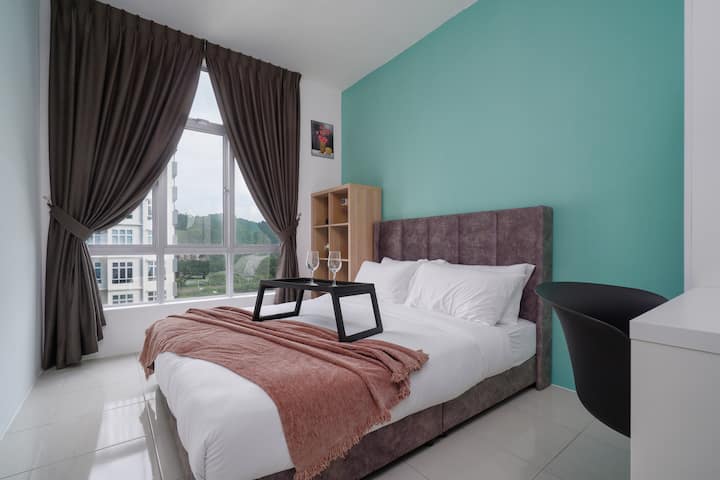 Брачен кревет (широк 180-220 см) со поглед