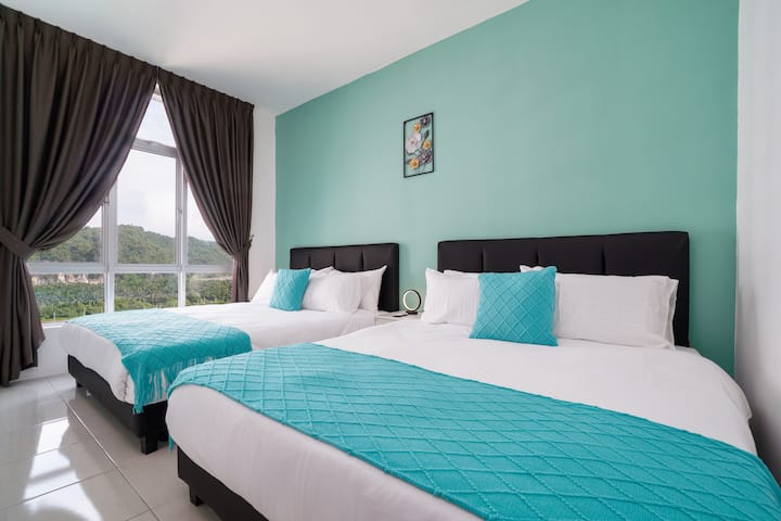 Главна соба со поглед кон планината