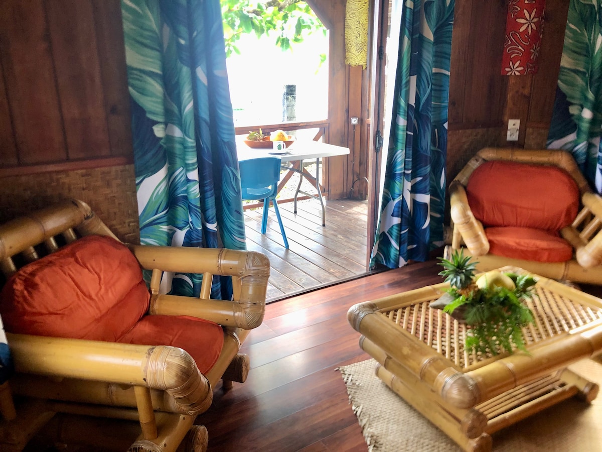 Salon lumineux du bungalow Havae